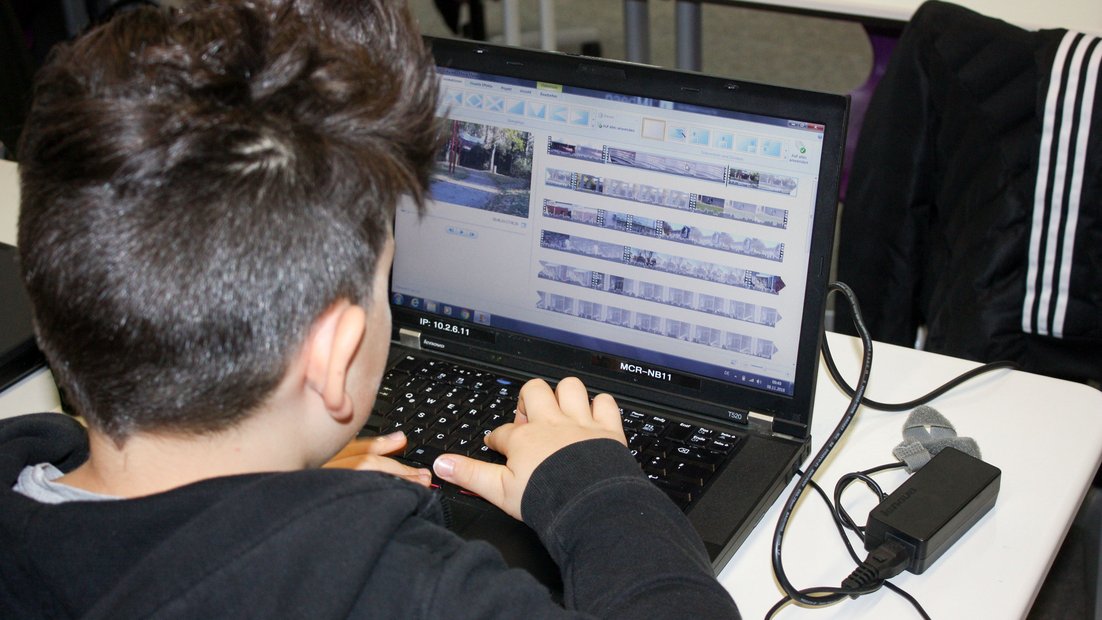 Учащиеся редактируют видео на своем ноутбуке