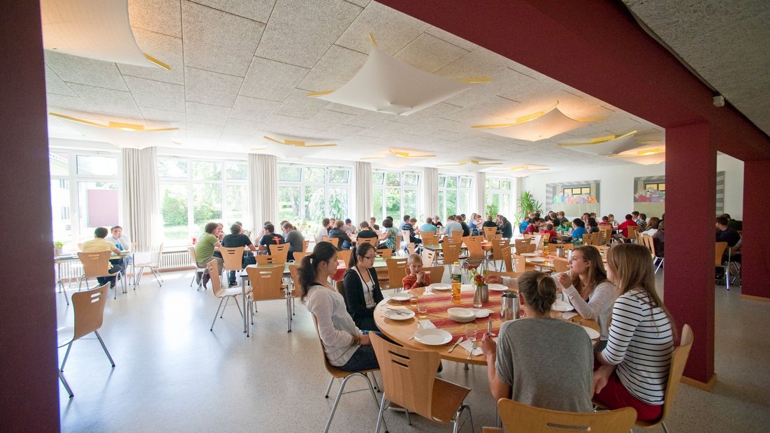 Студенты едят вместе в столовой